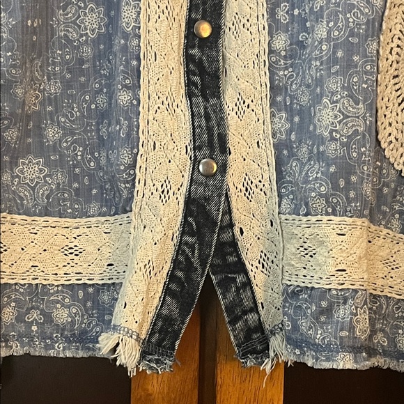 NWOT Oli & Hali Blue & White Mixed Media Lace, Crochet, Denim Patchwork Shirt - Picture 6 of 11